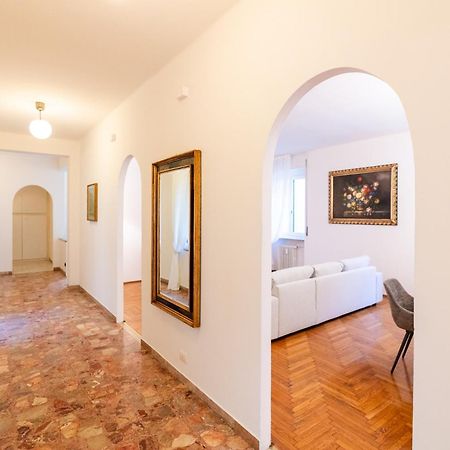 Domus Verona - Elegante Residenza Con Affaccio Su Porta Leoni Quarto foto